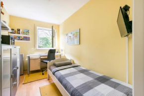 7 min to citycenter subway U3 100m, southside singleroom own shower wc, TV, dishes fridge, oven, waterheater, coffeemashine- free C ,bike for free , next to river and park, many restaurants and superm